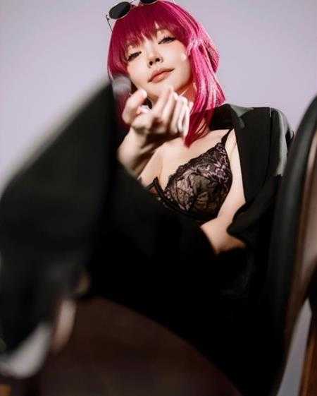 COSPLAY图赏：俄妹COS《葬送的芙莉莲》女主 白丝肉感勒痕明显